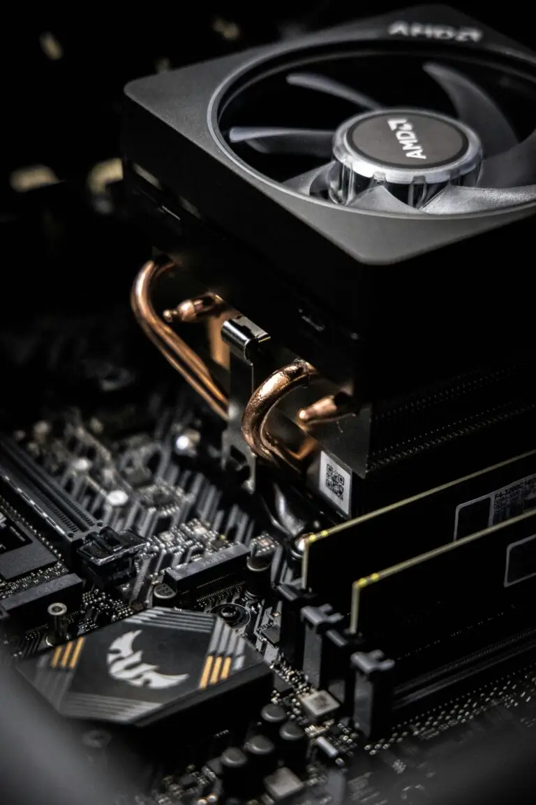 Detail chladiče AMD a základní desky při stavbě počítače na míru